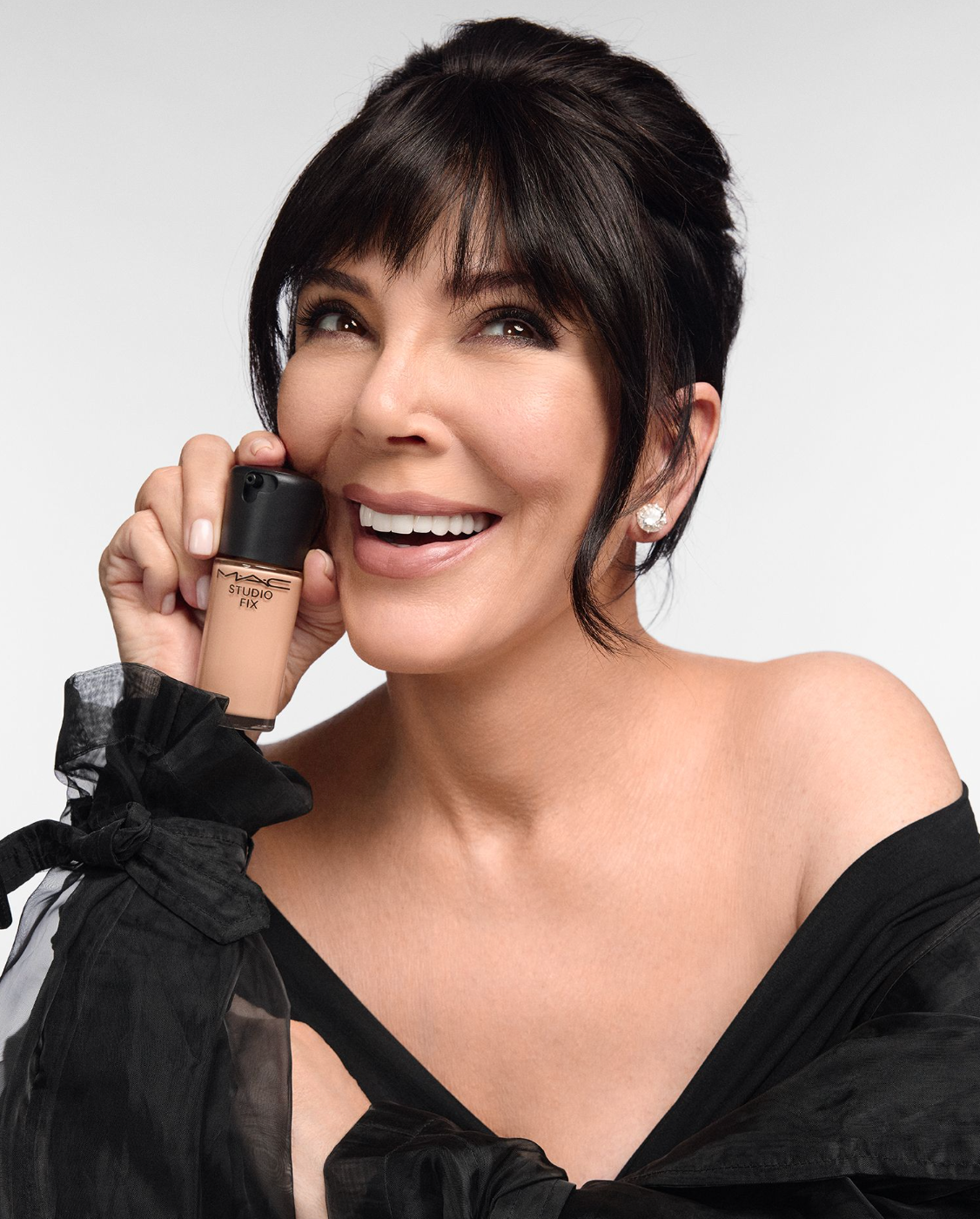 Η Kris Jenner γίνεται το νέο πρόσωπο της M·A·C Cosmetics